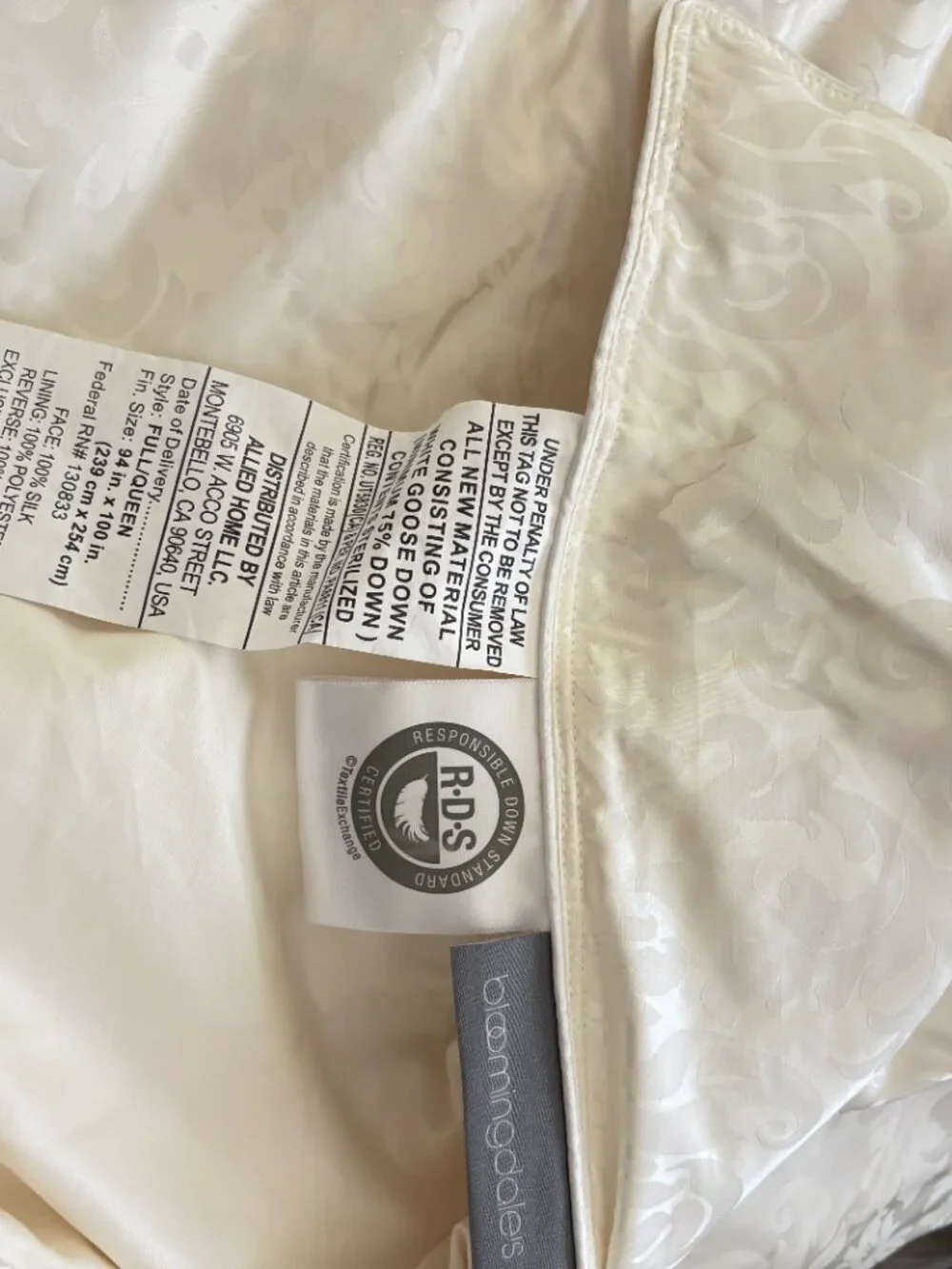 Bloomingdale’s USA New Queen Down White Goose 100% German Silk Jacquard 36oz